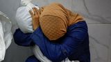 Frau umarmt ihre tote Nichte