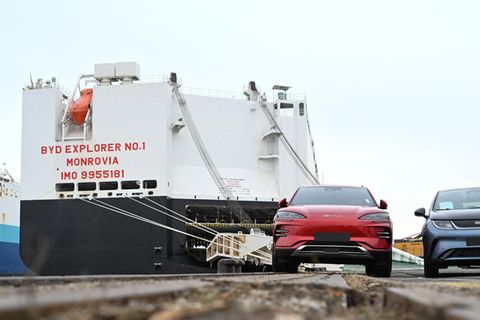 Zwei Neuwagen des chinesischen Autoherstellers BYD stehen vor dem Autofrachter BYD Explorer No.1" in Bremerhaven