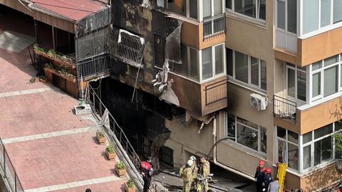 Einsatzkräfte am Ort des Brandes in Istanbul
