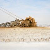 Ein Schaufelradbagger gräbt sich durch ein Feld in der Nähe des Dorfes Lützerath, auf dem früher Mais angebaut wurde.