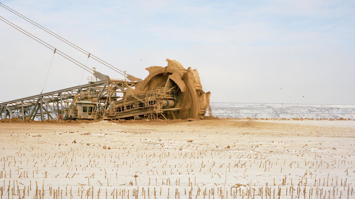 Ein Schaufelradbagger gräbt sich durch ein Feld in der Nähe des Dorfes Lützerath, auf dem früher Mais angebaut wurde.