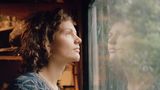 Die Aktivistin "Indigo" schaut aus einem Fenster eines Baumhauses.