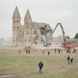 Bagger reißen eine Kirche im Dorf Immerath ab