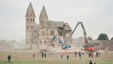 Bagger reißen eine Kirche im Dorf Immerath ab