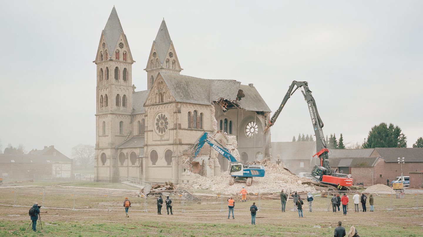 Bagger reißen eine Kirche im Dorf Immerath ab