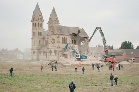 Bagger reißen eine Kirche im Dorf Immerath ab