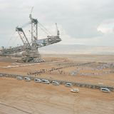 Aktivisten bewegen sich auf einen riesigen Braunkohlebagger zu