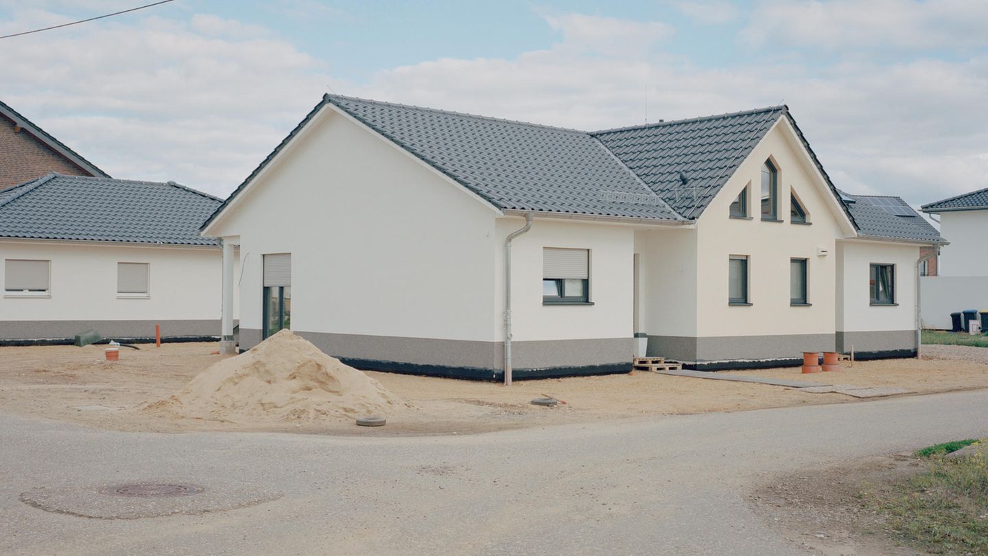 Das Bild zeigt ein neues Haus für umgesiedelte Menschen aus dem betroffenen Dörfern des Braunkohletagebaus.