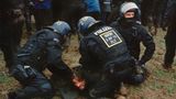 Polizisten nehmen einen Aktivisten fest, der am Boden liegt.