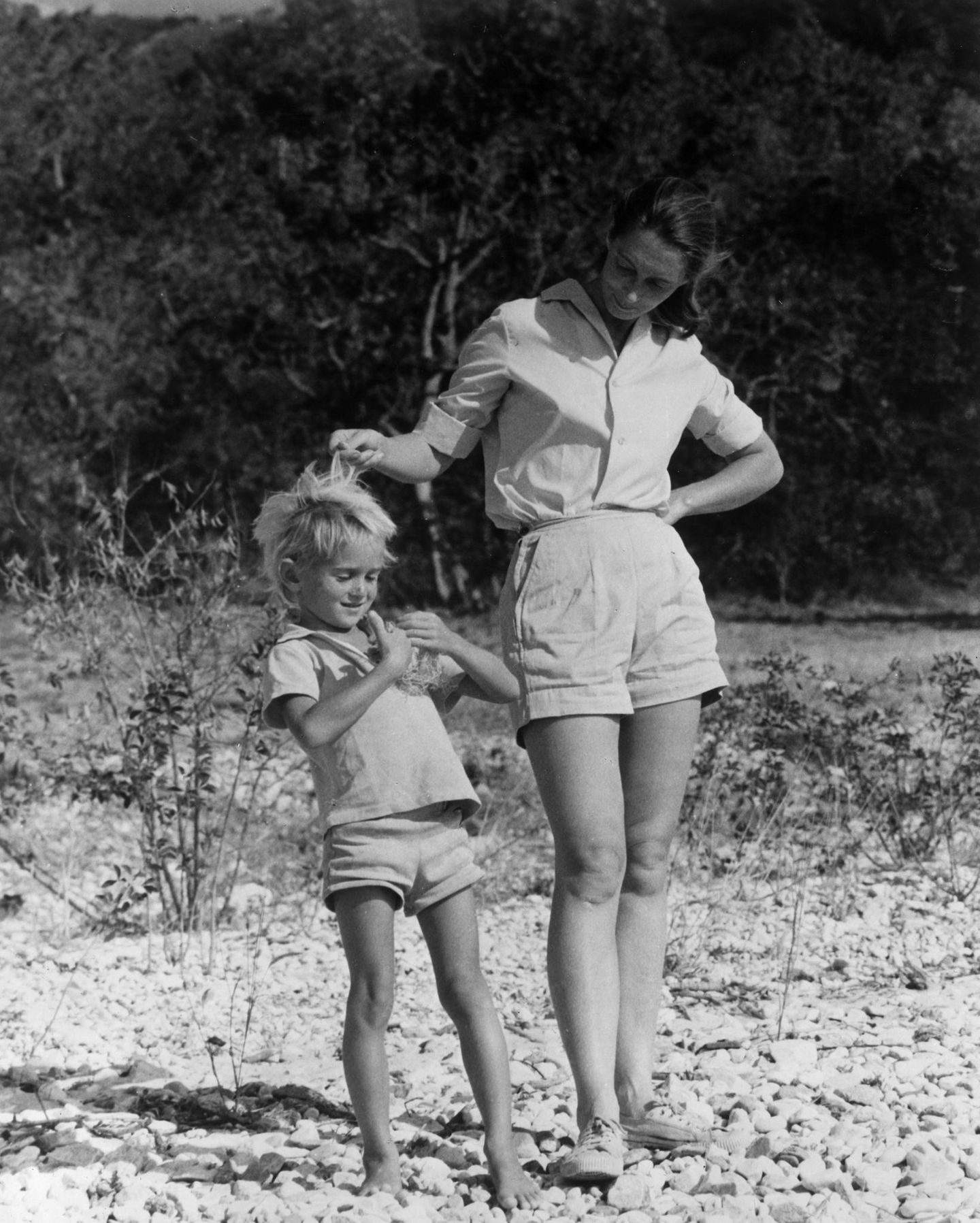 Jane Goodall in kurzer Hose fährt ihrem Sohn durch die Haare