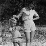 Jane Goodall in kurzer Hose fährt ihrem Sohn durch die Haare