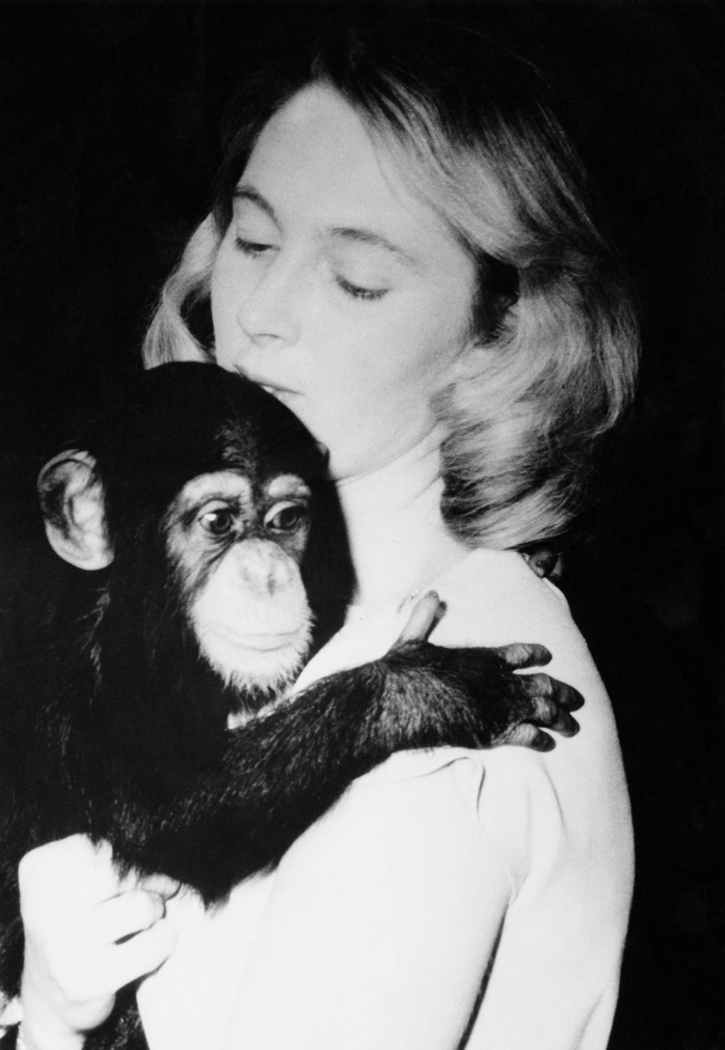 Jane Goodall trägt ein Gorilla Baby auf dem Arm