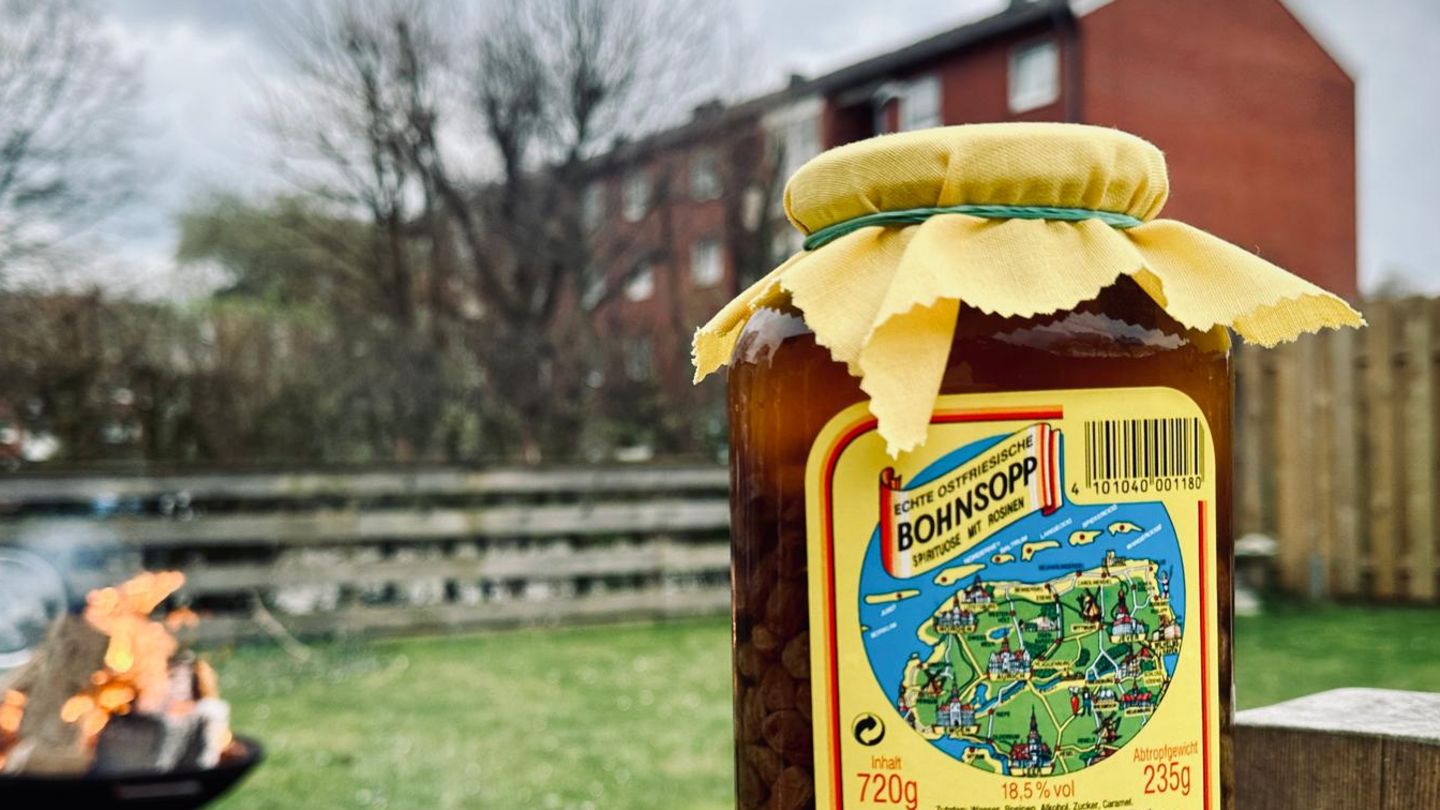 Norddeutsche Tradition: Neugeborene und Schnaps: Warum das in Ostfriesland gut zusammenpasst