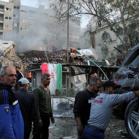 Das Konsulat Irans in Syriens Hauptstadt Damaskus nach dem Angriff am Montagnachmittag. Ein Bild des 2020 getöteten Generals der Quds-Brigaden, Qassem Soleimani, hängt neben einer iranischen Flagge an dem zerstörten Gebäude
