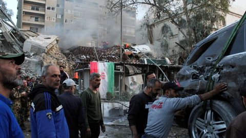 Das Konsulat Irans in Syriens Hauptstadt Damaskus nach dem Angriff am Montagnachmittag. Ein Bild des 2020 getöteten Generals der Quds-Brigaden, Qassem Soleimani, hängt neben einer iranischen Flagge an dem zerstörten Gebäude