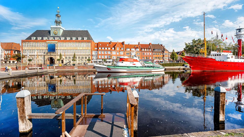 Blick auf das Emder Rathaus am Delft. 