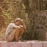 Jane Goodall (links) hockt neben einem Affen (rechts) und beobachtet ihn