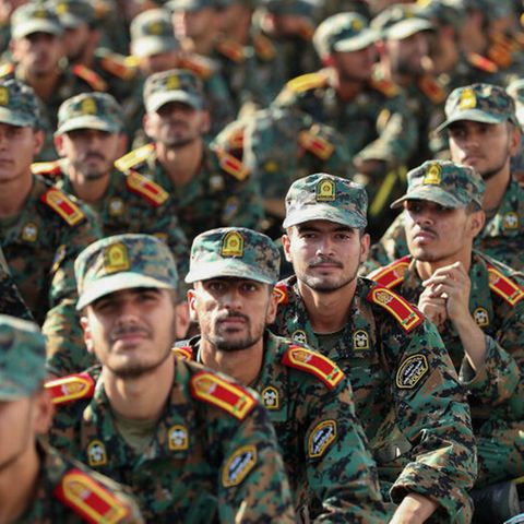 Kadetten der iranischen Streitkräfte bei ihrer Abschlussfeier an der Imam-Ali-Universität Kadetten der iranischen Streitkräfte bei ihrer Abschlussfeier an der Imam-Ali-Universität