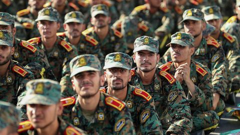 Kadetten der iranischen Streitkräfte bei ihrer Abschlussfeier an der Imam-Ali-Universität