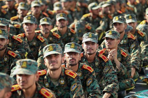 Kadetten der iranischen Streitkräfte bei ihrer Abschlussfeier an der Imam-Ali-Universität