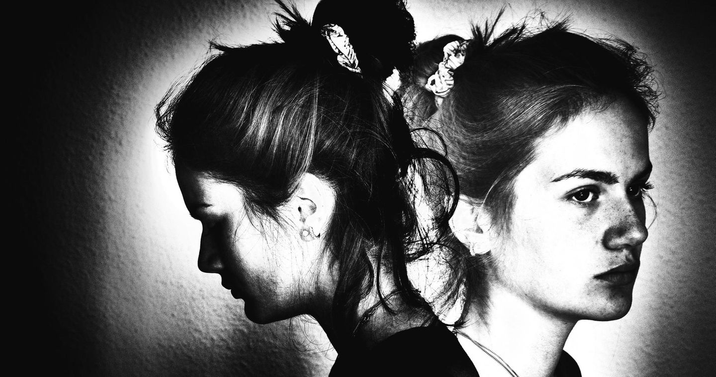 Doppelbelichtetes Porträt von Janne, einmal im Profil nach links unten schauend, einmal nach rechts; sie sieht traurig aus.