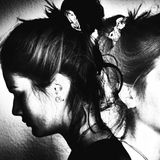 Doppelbelichtetes Porträt von Janne, einmal im Profil nach links unten schauend, einmal nach rechts; sie sieht traurig aus.