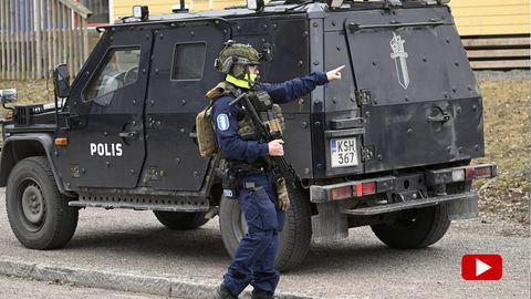 Finnland: Ein Polizist vor einer Gesamtschule in Vantaa, an der ein zwölfjähriger Schuler um sich schoss