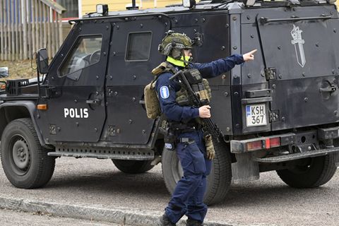 Finnland: Ein Polizist vor einer Gesamtschule in Vantaa, an der ein zwölfjähriger Schuler um sich schoss