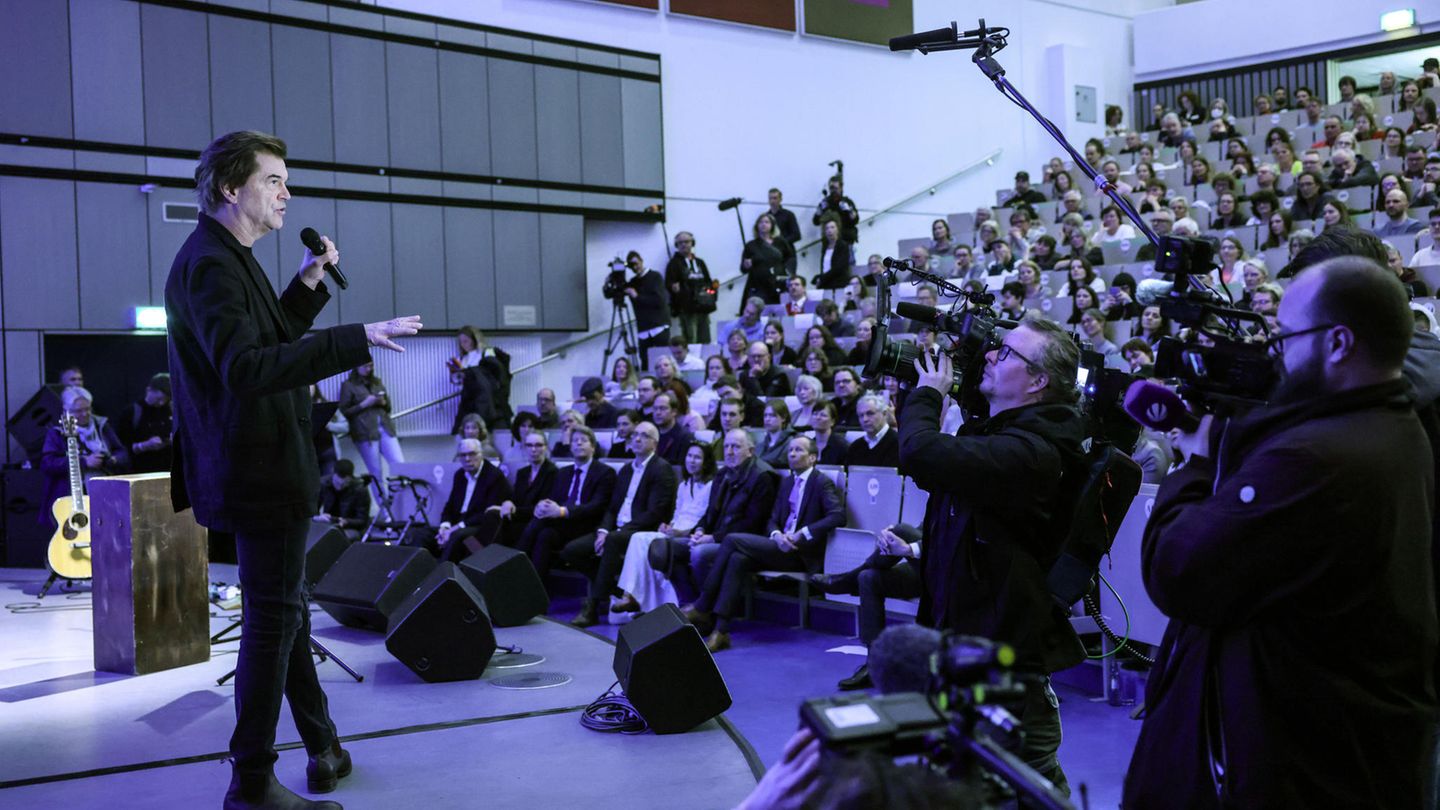 Campino steht mit Mikrofon in der Hand vor einem gut gefüllten Hörsaal an der Uni in Düsseldorf Campino steht mit Mikrofon in der Hand vor einem gut gefüllten Hörsaal an der Uni in Düsseldorf