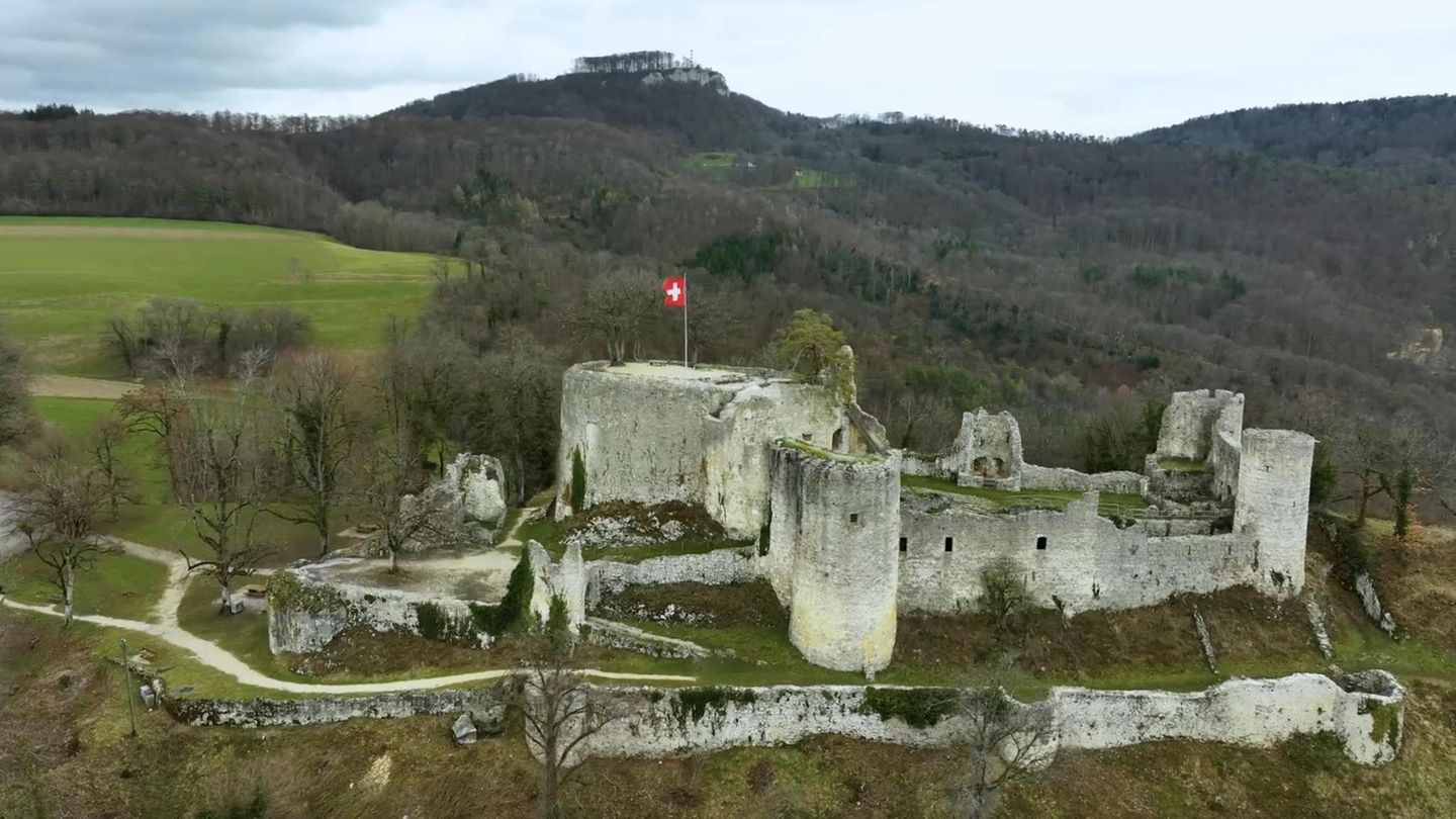 Die Burgruine Dorneck aus der Vogelperspektive