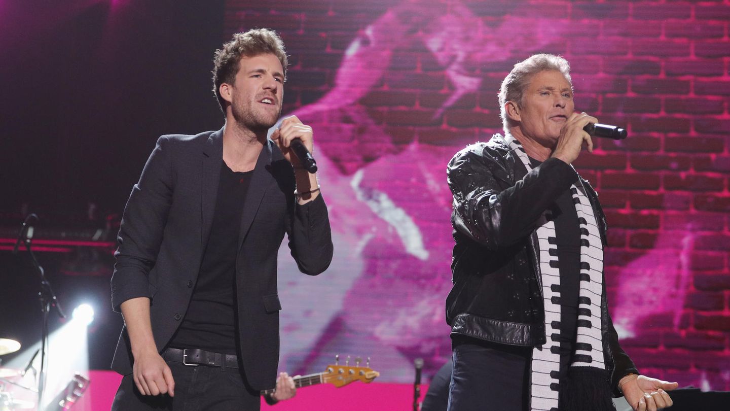 Ungewöhnliches Duo: Mockridge und David Hasselhoff singen zusammen bei einer Veranstaltung der Telekom