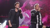 Ungewöhnliches Duo: Mockridge und David Hasselhoff singen zusammen bei einer Veranstaltung der Telekom