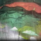 Der ehemalige Bundeswehroberst Maximilian Eder bestätigte dem stern, die Brüder R. beauftragt zu haben. Unter anderem sollten sie demnach zwei Männer in der Schweiz observieren, die Eder fälschlicherweise für Kinderschänder hielt. Seine Idee: Die Männer könnten die R.s zu den Tunneleingängen führen. Ende Januar 2022 schicken die Brüder ein Video an die Gruppe Reuß, das angeblich die Autorückbank eines der Männer zeigt. Rieche nach Kindertransporten, schreibt einer der Reichsbürger.