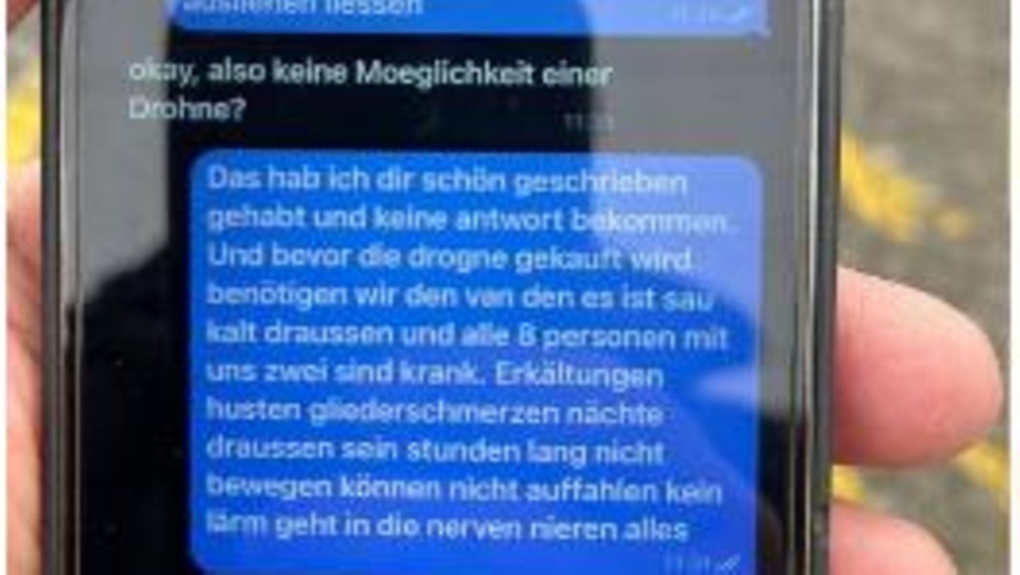 Anfang 2022 haben die Brüder laut den Ermittlern schon rund 75.000 Euro bekommen, trotzdem bombardieren sie insbesondere Maximilian Eder mit immer neuen Bettelnachrichten. Das Geld sei schon wieder alle, sie observierten Tag und Nacht, aber frieren. "Es ist sau kalt draussen", schreibt einer der Auftragsganoven. Sie hätten "Erkältung husten gliederschmerzen". Eder bittet sie, für die Überwachung eine Drohne zu kaufen. Die Brüder wollen eine Standheizung fürs Auto.