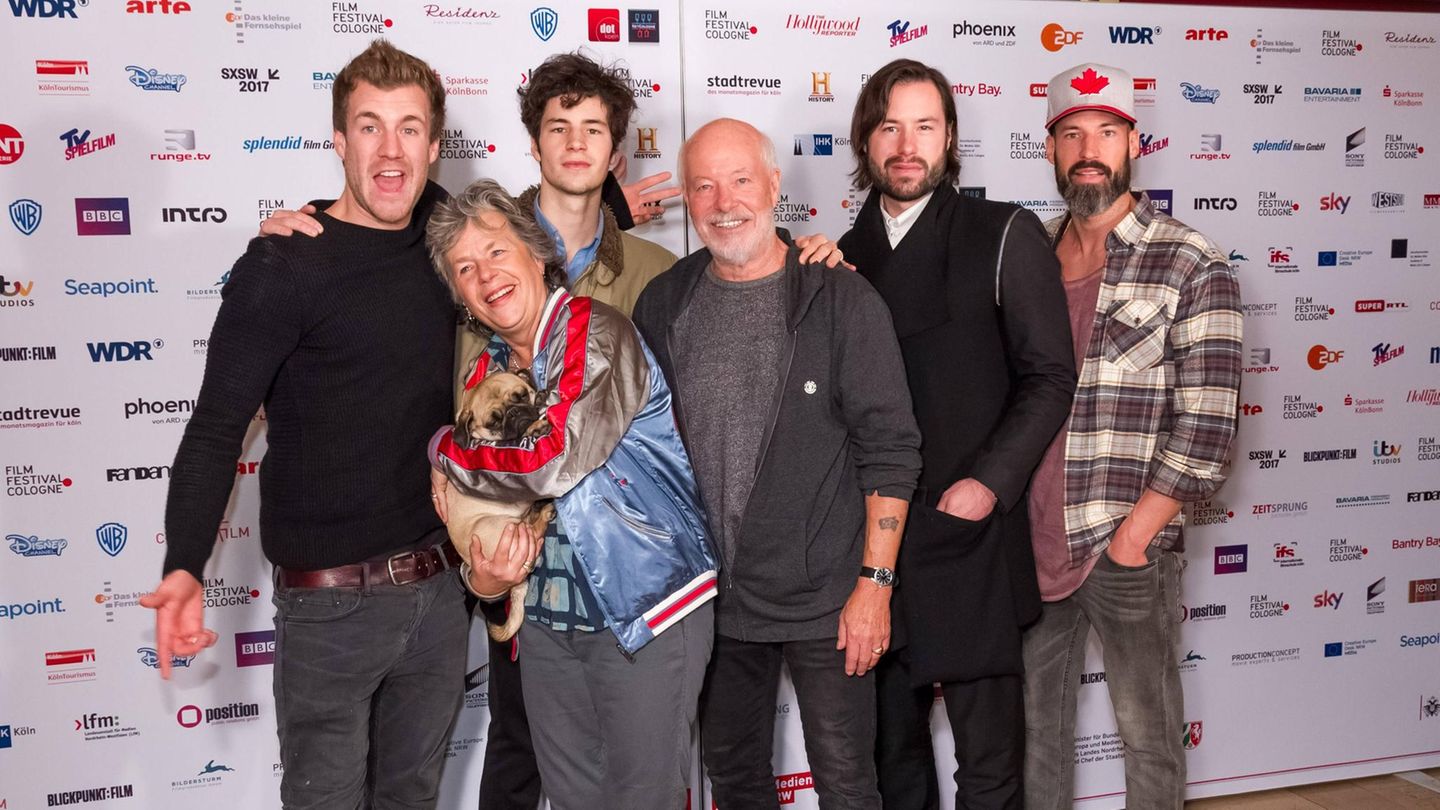 Die Familie des Künstlers lebt in Bonn, wo seine Eltern − Bill Mockridge und Schauspielerin Margie Kinsky − das Improvisationstheater "Springmaus" gegründet haben. Luke Mockridge hat vier Brüder: Liam Mockridge (3. v. l.), Nicky Mockridge (5. v. l.), Matthew Mockridge (6. v. l.) sowie Jeremy Mockridge (nicht im Bild)