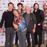 Die Familie des Künstlers lebt in Bonn, wo seine Eltern − Bill Mockridge und Schauspielerin Margie Kinsky − das Improvisationstheater "Springmaus" gegründet haben. Luke Mockridge hat vier Brüder: Liam Mockridge (3. v. l.), Nicky Mockridge (5. v. l.), Matthew Mockridge (6. v. l.) sowie Jeremy Mockridge (nicht im Bild)