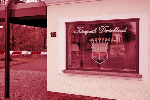 Ein Haus an dessen Fenster der Slogan Königreich Deutschland und ein Deutsches Wappen mit Krone aufgezogen wurde