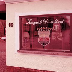 Ein Haus an dessen Fenster der Slogan Königreich Deutschland und ein Deutsches Wappen mit Krone aufgezogen wurde