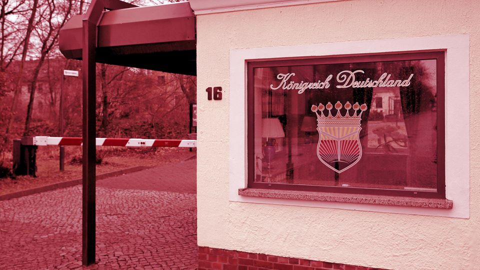 Ein Haus an dessen Fenster der Slogan Königreich Deutschland und ein Deutsches Wappen mit Krone aufgezogen wurde