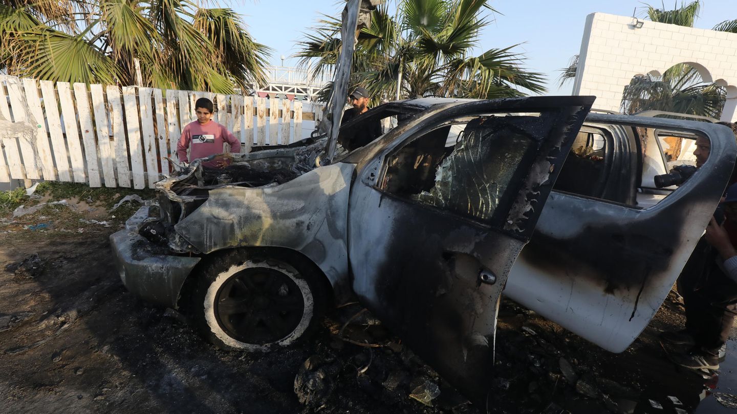 Durch den israelischen Angriff zerstörte Fahrzeuge der internationalen Hilfsorganisation World Central Kitchen