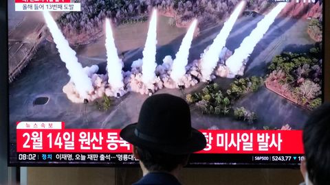 Das Bild eines Raketenstarts durch Nordkorea flimmert über einen Bildschirm in Südkorea