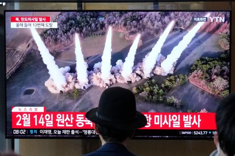 Das Bild eines Raketenstarts durch Nordkorea flimmert über einen Bildschirm in Südkorea