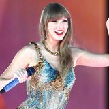 14. Taylor Swift: 1,1 Milliarden US-Dollar  Im Oktober hat der Kontostand von Taylor Swift laut den Schätzungen von "Forbes" die Milliarden-Dollar-Marke durchbrochen. Sie sei damit die erste Sängerin, die es allein mit Einnahmen aus ihrer Musik und ihren Auftritten in den Milliardärsclub schaffte.