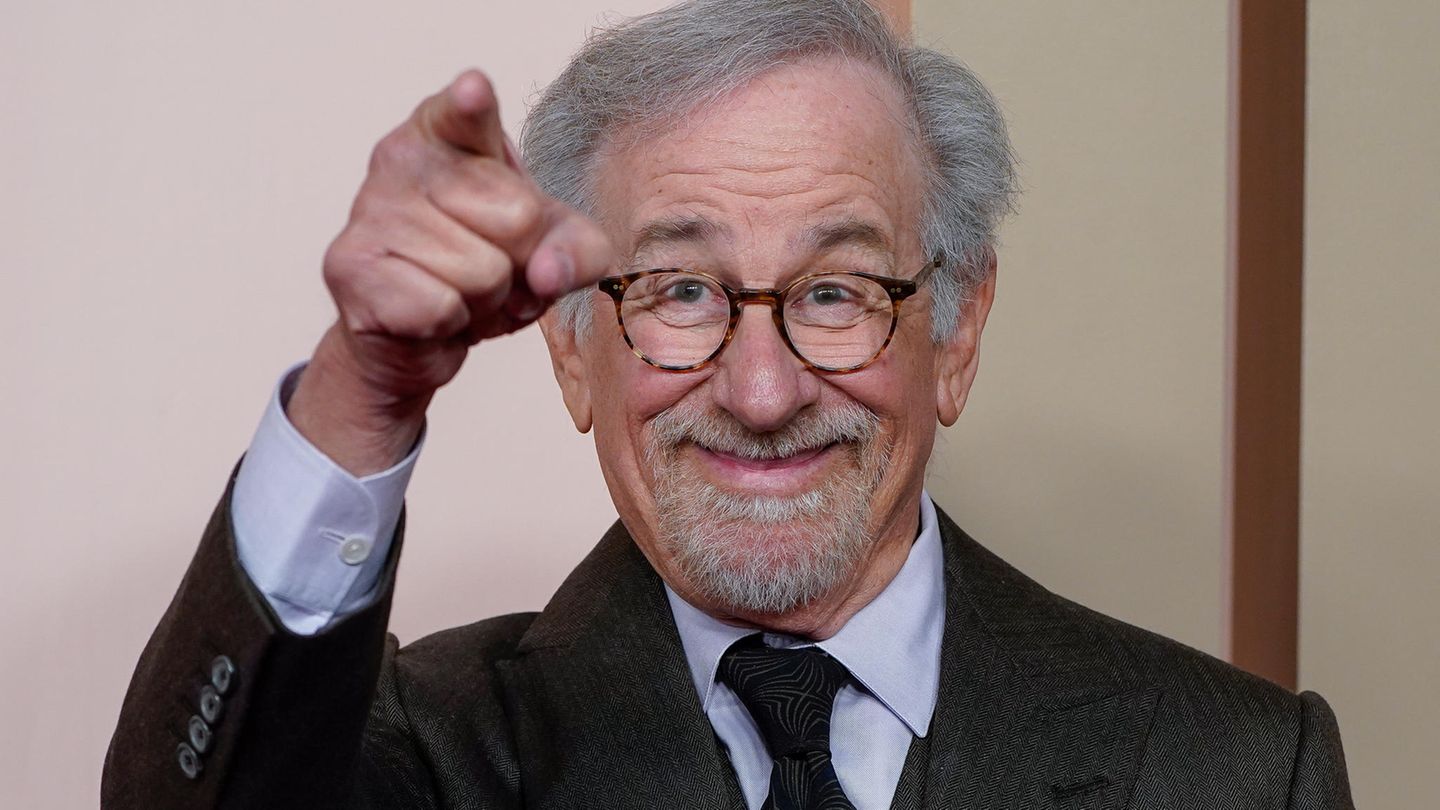 "Forbes"-Liste: 2. Steven Spielberg: 4,8 Milliarden US-Dollar Der Schöpfer von Blockbustern wie "Jurassic Park", der "Indiana-Jones"-Reihe und zahlreichen weiteren Klassikern gilt als kommerziell erfolgreichster Regisseur der Filmgeschichte. Und er hat dafür gesorgt, dass ein gutes Stück der Einnahmen auch bei ihm hängen blieb. 2. Steven Spielberg: 4,8 Milliarden US-Dollar Der Schöpfer von Blockbustern wie "Jurassic Park", der "Indiana-Jones"-Reihe und zahlreichen weiteren Klassikern gilt als kommerziell erfolgreichster Regisseur der Filmgeschichte. Und er hat dafür gesorgt, dass ein gutes Stück der Einnahmen auch bei ihm hängen blieb.