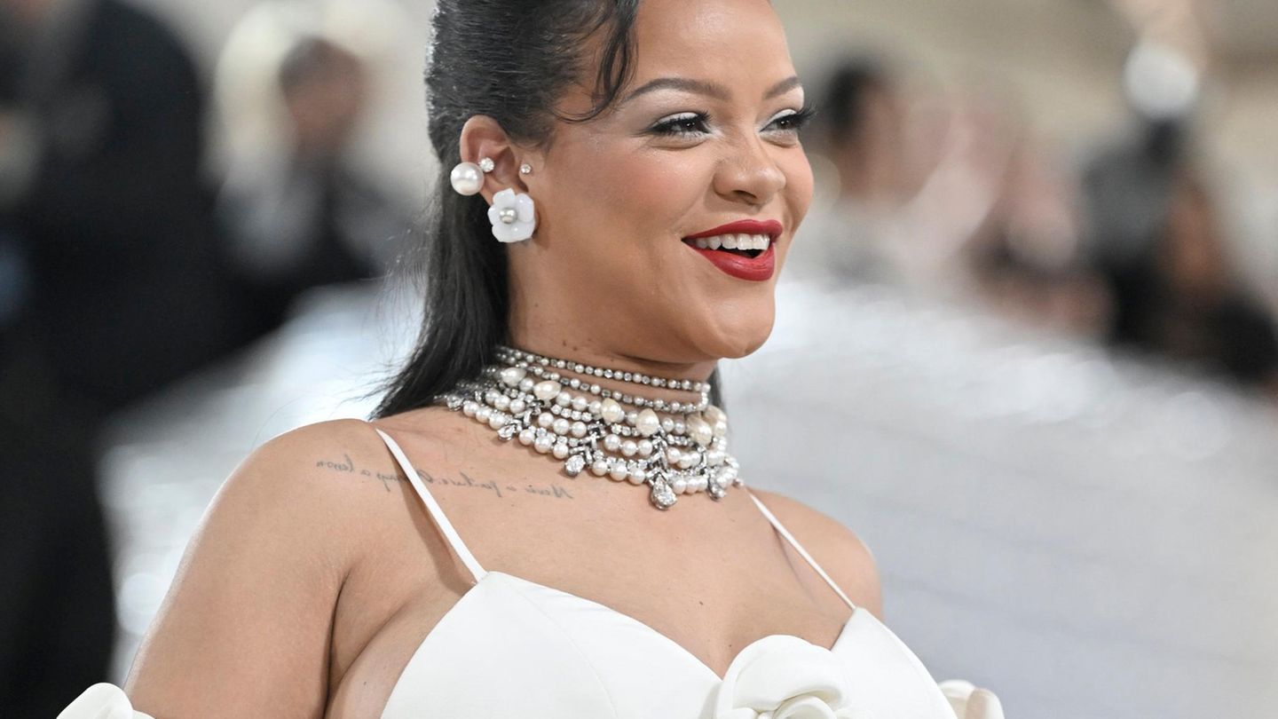 9. Rihanna: 1,4 Milliarden US-Dollar  Der Popstar aus Barbados ist nicht nur musikalisch global erfolgreich, sondern auch in der Kosmetik- und Modewelt. Gemeinsam mit dem französischen Luxusgüterkonzern LVMH betreibt sie ihr eigenes Label Fenty Beauty. Der Name beruht ebenso wie der ihres Unterwäsche-Business Savage X Fenty auf ihrem Geburtsnamen Robyn Fenty.