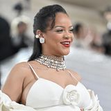 9. Rihanna: 1,4 Milliarden US-Dollar  Der Popstar aus Barbados ist nicht nur musikalisch global erfolgreich, sondern auch in der Kosmetik- und Modewelt. Gemeinsam mit dem französischen Luxusgüterkonzern LVMH betreibt sie ihr eigenes Label Fenty Beauty. Der Name beruht ebenso wie der ihres Unterwäsche-Business Savage X Fenty auf ihrem Geburtsnamen Robyn Fenty.
