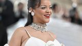 9. Rihanna: 1,4 Milliarden US-Dollar  Der Popstar aus Barbados ist nicht nur musikalisch global erfolgreich, sondern auch in der Kosmetik- und Modewelt. Gemeinsam mit dem französischen Luxusgüterkonzern LVMH betreibt sie ihr eigenes Label Fenty Beauty. Der Name beruht ebenso wie der ihres Unterwäsche-Business Savage X Fenty auf ihrem Geburtsnamen Robyn Fenty.