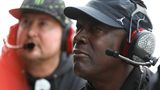 3. Michael Jordan: 3,2 Milliarden US-Dollar  Mindestens ebenso legendär wie Michael Jordans Leistungen auf dem Basketballcourt ist sein damaliger Schuh-Deal mit Nike, der sich für beide Seiten enorm auszahlte. Als lukrativ erwies sich auch sein Investment in den NBA-Klub Charlotte Hornets, den er 2010 für 175 Millionen Dollar erwarb und im August 2023 für 3 Milliarden Dollar wieder verkaufte.