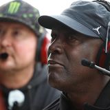 3. Michael Jordan: 3,2 Milliarden US-Dollar  Mindestens ebenso legendär wie Michael Jordans Leistungen auf dem Basketballcourt ist sein damaliger Schuh-Deal mit Nike, der sich für beide Seiten enorm auszahlte. Als lukrativ erwies sich auch sein Investment in den NBA-Klub Charlotte Hornets, den er 2010 für 175 Millionen Dollar erwarb und im August 2023 für 3 Milliarden Dollar wieder verkaufte.