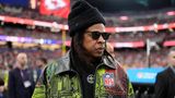 5. Jay-Z: 2,5 Milliarden US-Dollar  Hip-Hop machte Jay-Z berühmt, zu seinem Reichtum trug allerdings auch maßgeblich Alkohol bei. Der Verkauf von Anteilen seiner Champagnermarke Armand de Brignac Champagne an den Luxuskonzern LVMH brachte ihm 300 Millionen Dollar ein. Und der Deal mit Bacardi im vergangenen Jahr war sogar noch lukrativer: Jay-Z verkaufte die Mehrheit seiner Cognac-Marke D'Usse für 750 Millionen US-Dollar an den Spirituosen-Konzern. Das Vermögen von Ehefrau Beyoncé (rund eine halbe Milliarde) ist übrigens nicht mit eingerechnet.